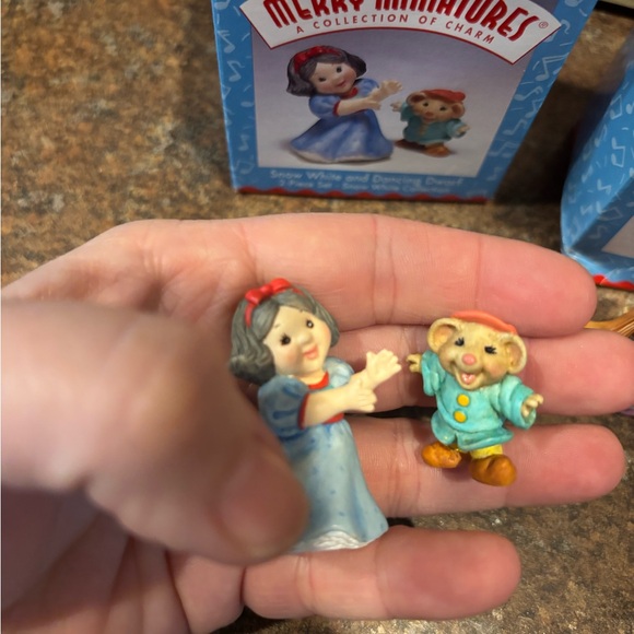 $3 SALE Snow White and Dwarfs Set - Picture 6 of 7